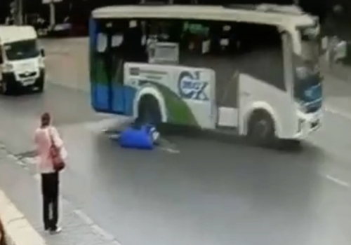 В центре Омска женщина выпала из автобуса
