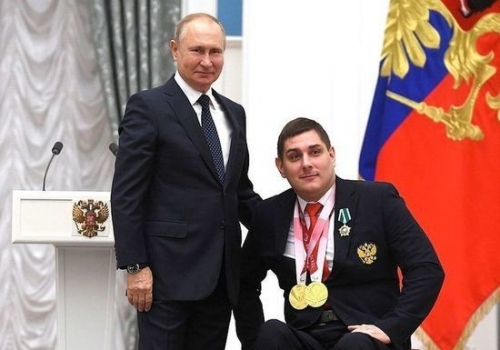 Путин наградил омского фехтовальщика Александра Кузюкова, завоевавшего два золота на Паралимпиаде