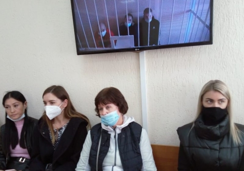 Избитая омскими ОБЭПовцами бизнес-леди пожаловалась в полицию на давление их родственников