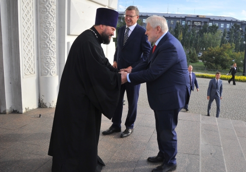 Сергей Миронов и омский губернатор Александр Бурков посетили Успенский собор