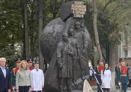 В Москве открыли памятник врачам, борющимся с COVID-19