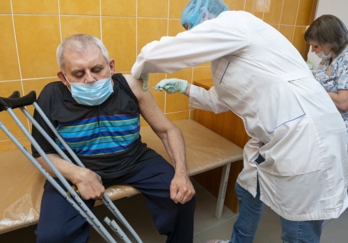 Вакцинация от коронавируса в Омске — на грани провала