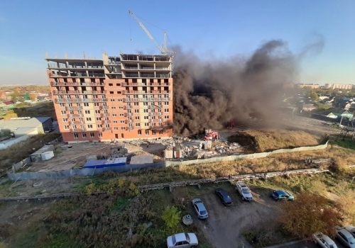 В Омске загорелся строящийся жилой дом
