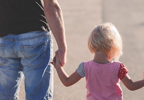 В Госдуме предложили доплачивать отцам за прогулки с детьми