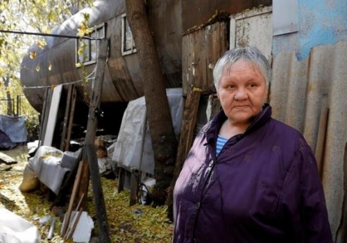 Омичке, прожившей 35 лет в бочке, купят квартиру московские блогеры