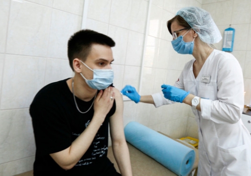 Подросткам обещают заплатить за участие в испытании вакцины против ковида