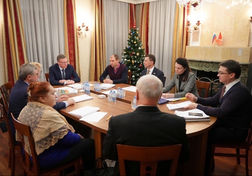 Бурков обновил состав парламентского клуба в Москве, включив в него Фадину и др.