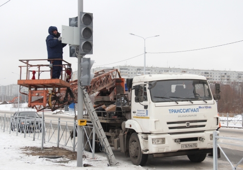 В Омске на двух оживленных перекрестках организовали «расщепленную фазу» светофора