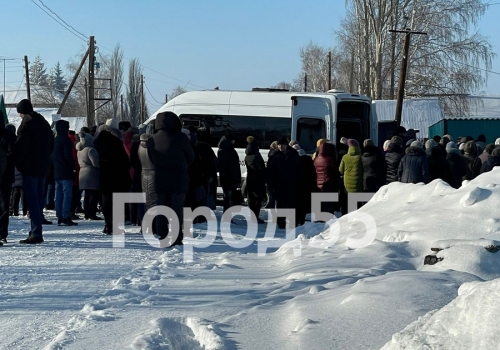 На похороны убитой в Юрьевке семьи вышло все село — люди сбросились всем миром