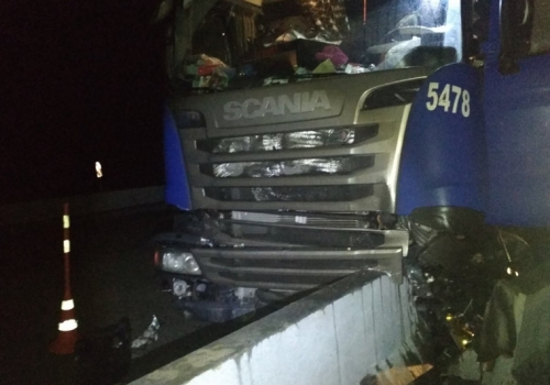 В ДТП на трассе Тюмень-Омск фура Scania врезалась в бетонный блок