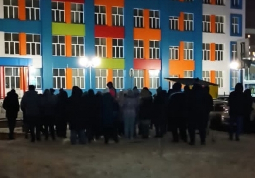 Жители Амурского поселка стояли в очереди по ночам, чтобы записать детей в школу— там обучается на треть больше плана