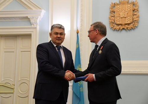 «Сила человека — в дружбе»: Губернатор Омской области получил государственную награду Казахстана