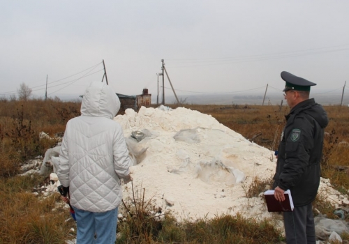 В Омском районе в заброшенной теплице нашли россыпь удобрений