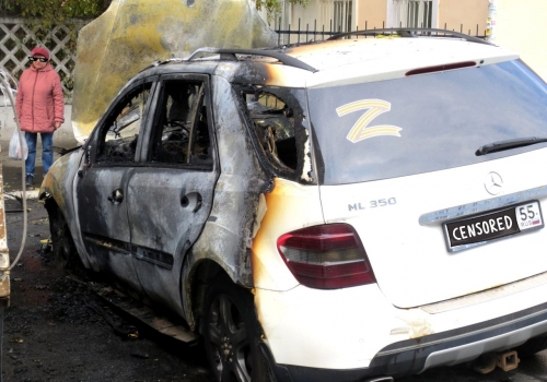 В Омске участились поджоги автомобилей с наклейкой в виде буквы Z