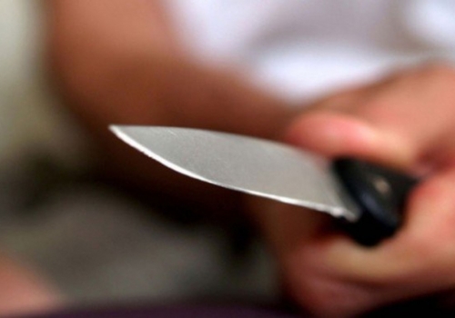 В Омске пассажир автобуса под угрозой ножа наводил порядок и в итоге ранил мужчину