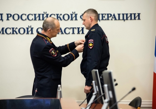 Омского полицейского-кинолога наградили медалью за спасение детей