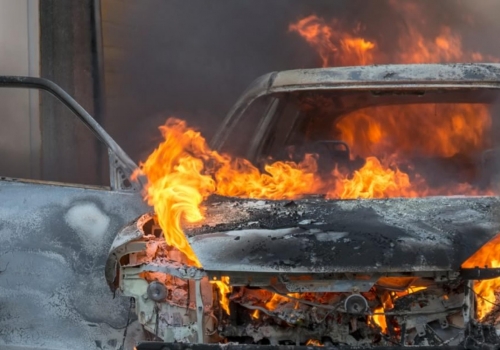 В Омске продолжают гореть машины