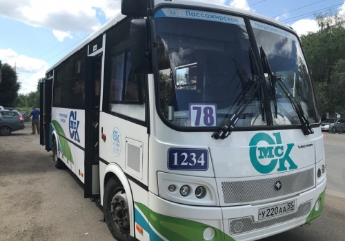 Омский дептранс пояснил, почему на популярный маршрут пускают маленькие автобусы
