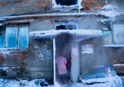 В Омске жилой дом превратился в ледяной грот
