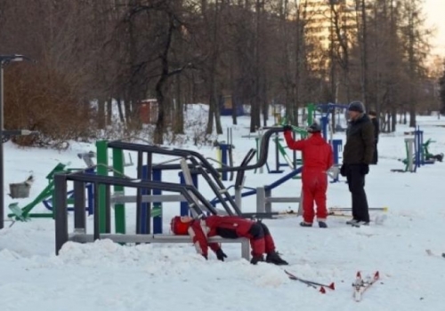 В Омске отремонтируют 29 уличных тренажеров и хоккейных площадок