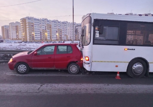 В Омске на виадуке автобус с пассажирами протаранил стоявшую легковушку, и та сбила пешехода