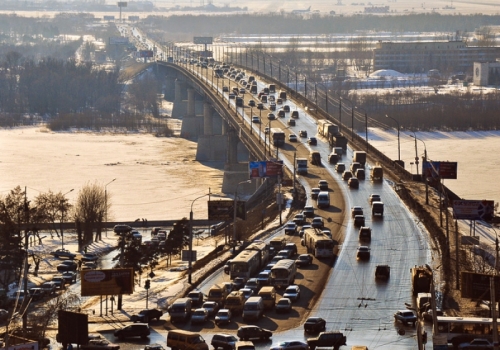 На Ленинградском мосту в Омске начали установку разделительных блоков