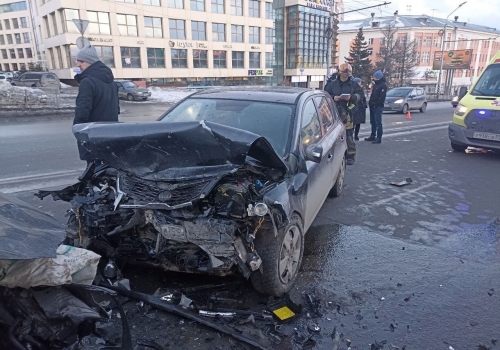 В центре Омска, на улице Гагарина, столкнулись три иномарки — трое ранено