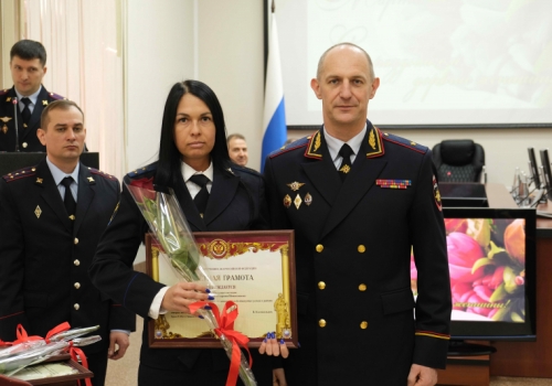 В Омской полиции наградили жен полицейских