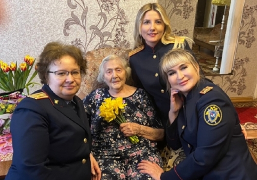 Омские следователи поздравили со 102-летием жизнелюбивую горожанку