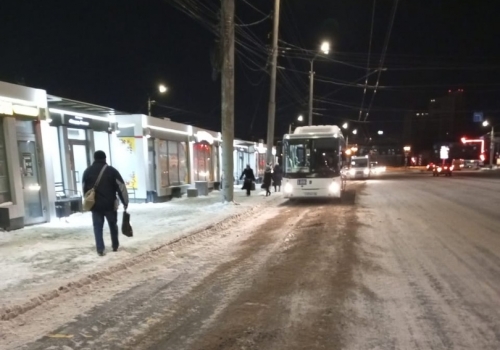 Омские дорожники очистили остановки от «снежных гор»