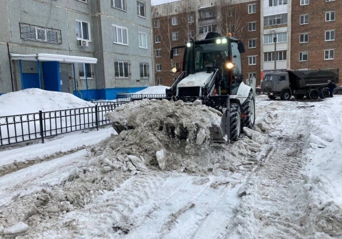 Омские УК и ТЦ заставили убирать снег во дворах и рядом с магазинами