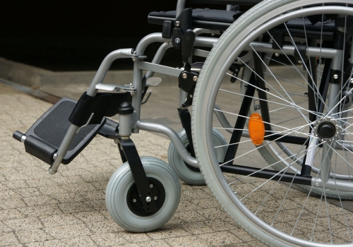 В Омске пенсионерке пришлось «заплатить» за продажу инвалидной коляски 10 тыс рублей