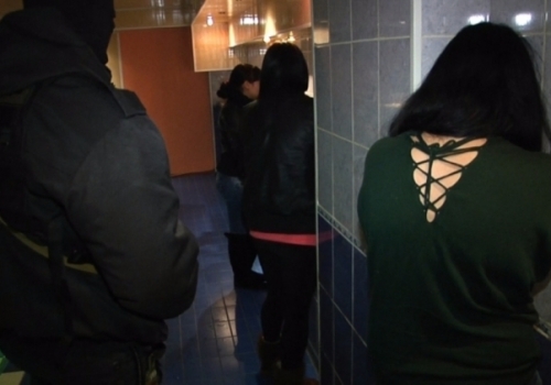 В Омске СОБР задержал хозяев сети массажных салонов, обвинив их в организации проституции
