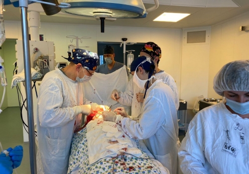 Омские хирурги спасли мужчину с разорванной сонной артерией