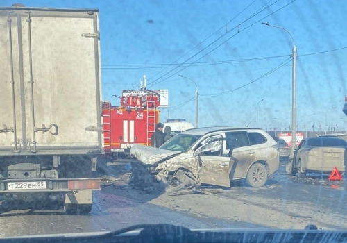 В Омске столкнулись три легковушки и «газель» с 16 пассажирами