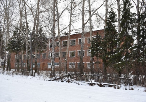Отец омского депутата Кипервара приватизировал здание тарского училища