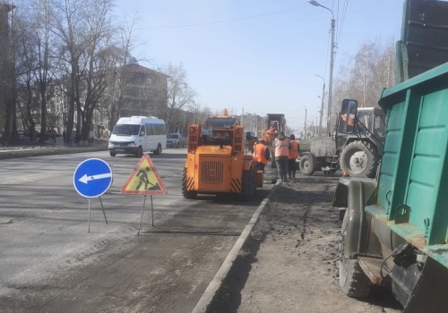 Омские дорожники занялись «летней» уборкой городских улиц