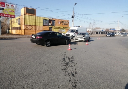 В Омске при столкновении двух японских авто у речпорта пострадали две девочки