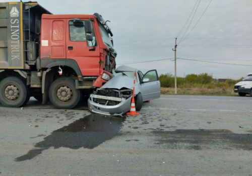 Под Омском Toyota попала под грузовик Hovo — водитель погиб