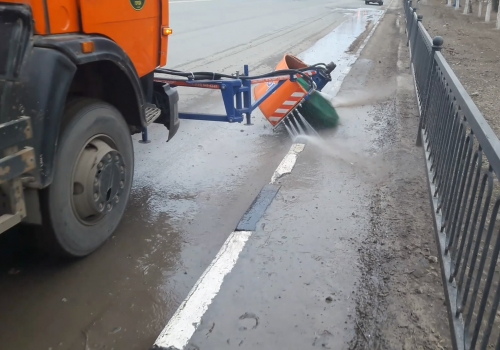 В Омске не останавливается уборка дорог от накопившейся за зиму грязи