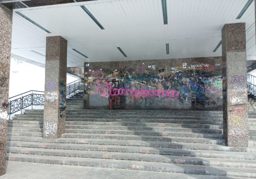 «Нужно разделять искусство и бомбинг»: в Омске отмывают стены от граффити