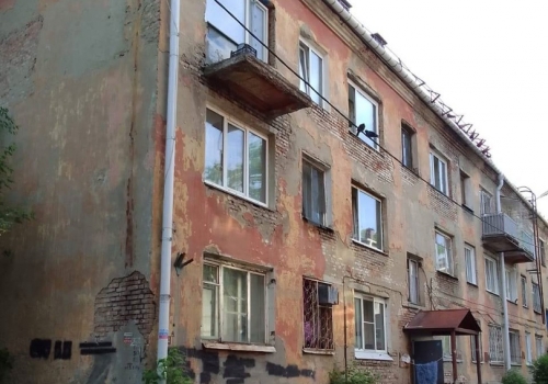 В Омске в старой трёхэтажке обрушился балкон