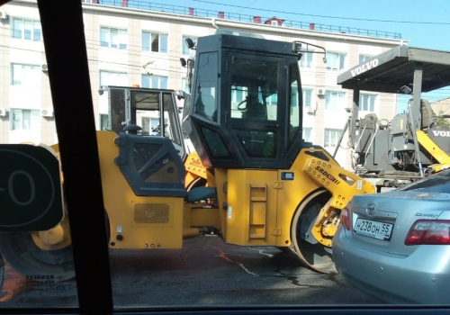 Утром в понедельник в Омске начали ремонт дороги в центре города