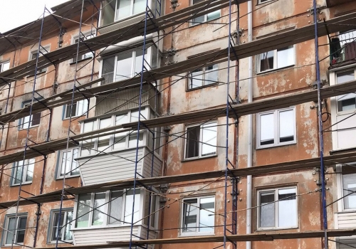 В Омске продолжают ремонтировать дома 335-й серии