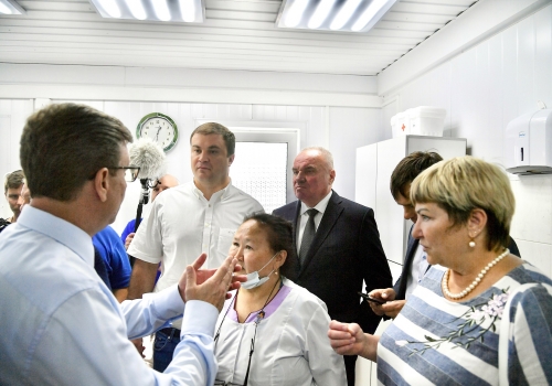 Хоценко попросил Мураховского поставить в омских медучреждениях нормальную медицинскую мебель