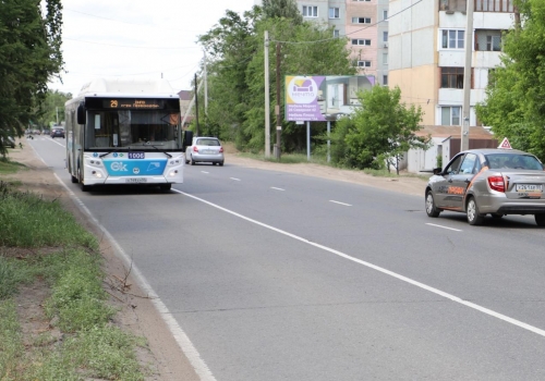 На севере Омска создали первую в городе выделенную полосу с движением во встречном направлении