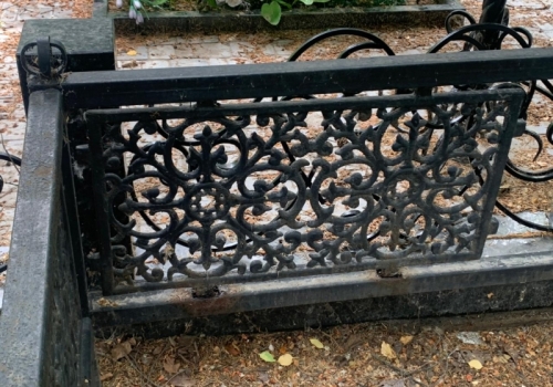 На одном из омских кладбищ вандалы разгромили надгробия