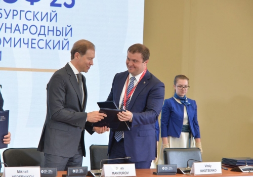 Хоценко подписал соглашение о создании инжинирингового центра, но не в Омской, а в Псковской области
