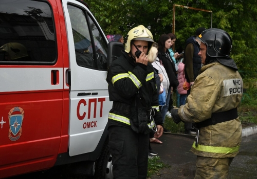 В Омске пожар с авто перекинулся на здание