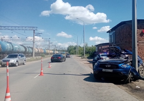 На Красноярском тракте мужчина на дорогом Infiniti врезался в столб и погиб